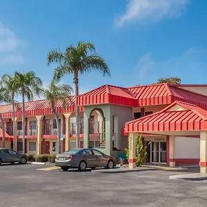 Super 8 By Wyndham Clearwater/us Hwy 19 N Motel