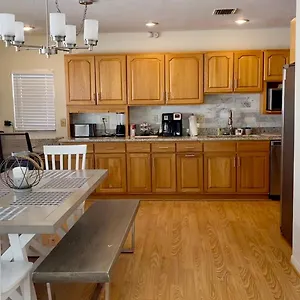 Holiday home Delightful 3 Bdrm Home, Mins To, Clearwater
